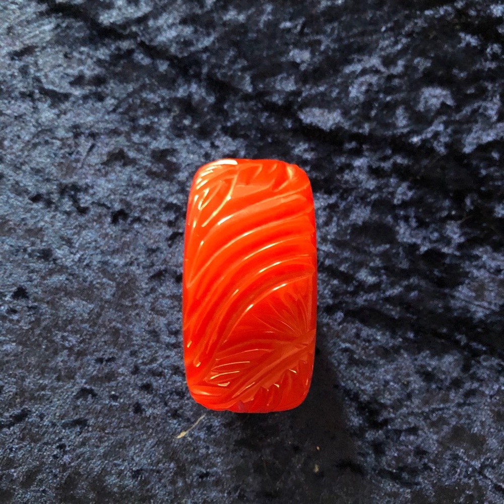 VINTAGE 1930s Carved BAKELITE BANGLE Bracelet Red
